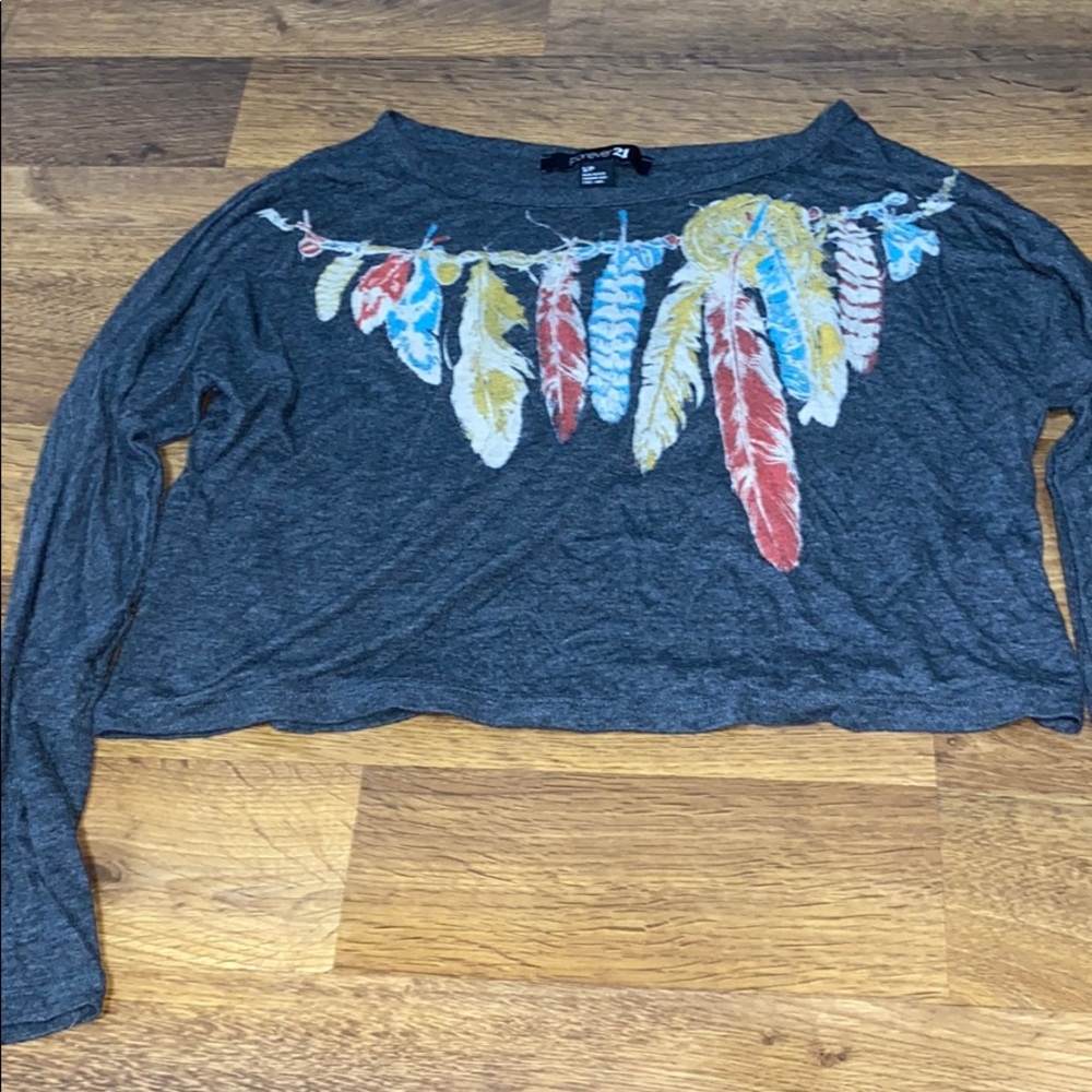 Cropped grey tee with a feather design
